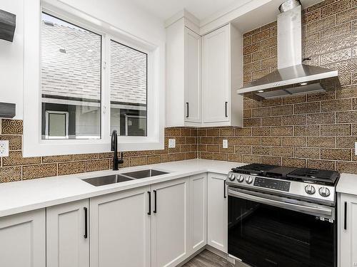 677 Briarwood Dr, Parksville, BC - Indoor Photo Showing Kitchen With Double Sink