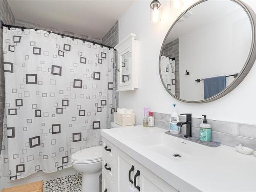 2249 Shakespeare St, Victoria, BC - Indoor Photo Showing Bathroom