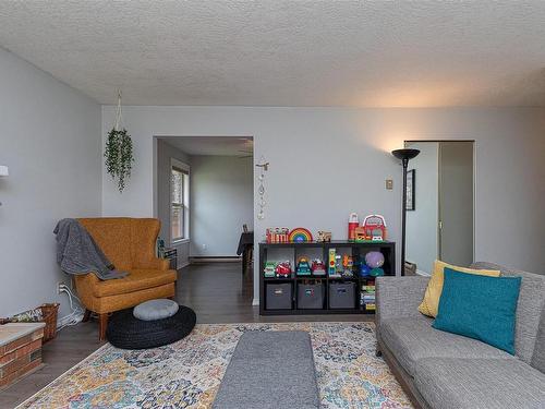 2249 Shakespeare St, Victoria, BC - Indoor Photo Showing Living Room