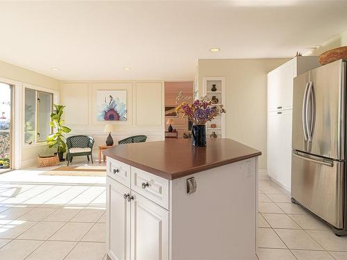 20-4305 Maltwood Lane, Saanich, BC - Indoor Photo Showing Kitchen With Double Sink