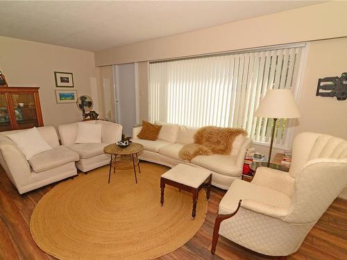 25-4110 Kendall Ave, Port Alberni, BC - Indoor Photo Showing Living Room