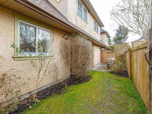 1-9877 Seventh St, Sidney, BC - Outdoor With Exterior