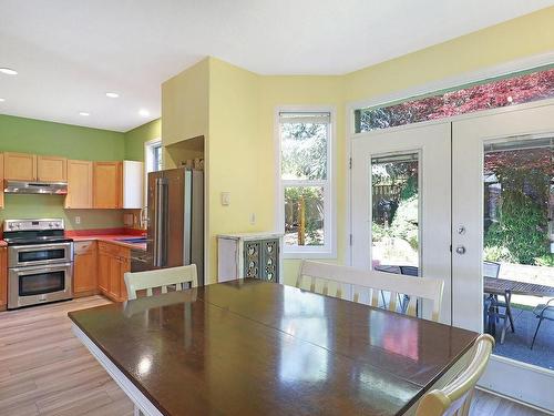 2342 St. Andrews Way, Courtenay, BC - Indoor Photo Showing Kitchen