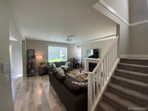 531 Grewal Pl, Nanaimo, BC - Indoor Photo Showing Living Room