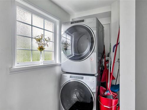 1151 Oxford St, Victoria, BC - Indoor Photo Showing Laundry Room