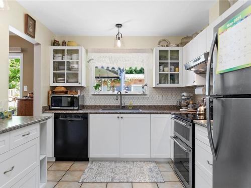 25-493 Pioneer Cres, Parksville, BC - Indoor Photo Showing Kitchen