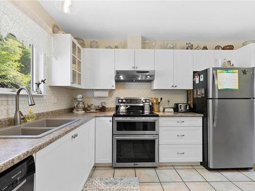 25-493 Pioneer Cres, Parksville, BC - Indoor Photo Showing Kitchen With Double Sink