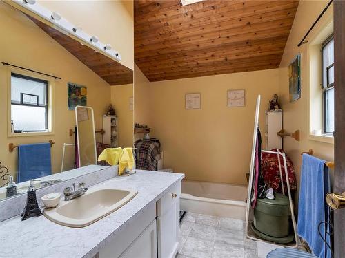 1550 Mileva Lane, Saanich, BC - Indoor Photo Showing Bathroom