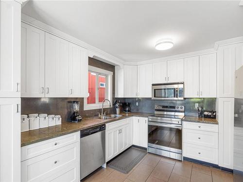 36 Kanaka Pl, Nanaimo, BC - Indoor Photo Showing Kitchen With Double Sink