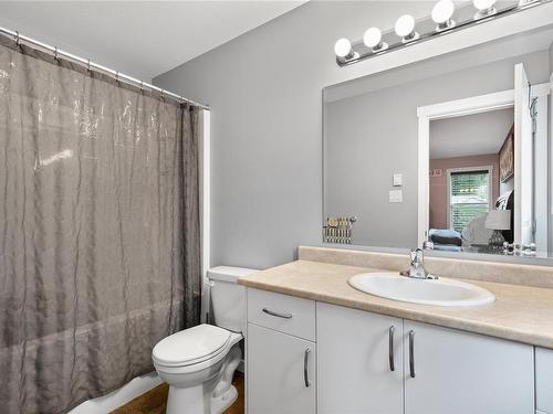 317 Cordan St, Nanaimo, BC - Indoor Photo Showing Bathroom