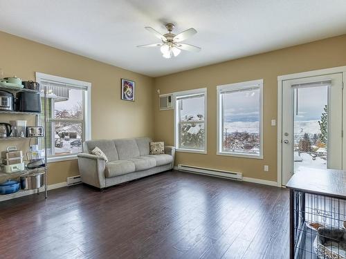13-445 Dalgleish Drive, Kamloops, BC - Indoor Photo Showing Living Room