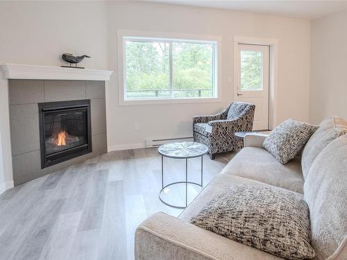 32-3195 Herons Way, Duncan, BC - Indoor Photo Showing Living Room With Fireplace