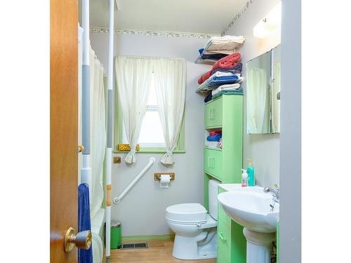 240 Kelsey Way, Sayward, BC - Indoor Photo Showing Bathroom