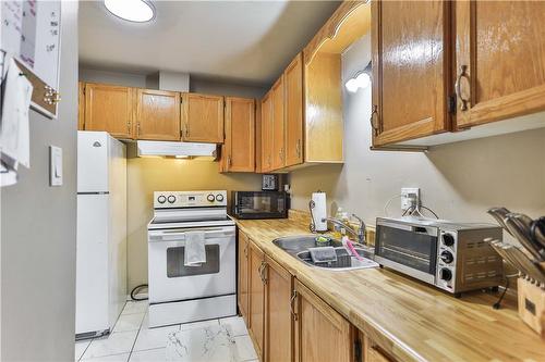 33 Rochelle Avenue|Unit #58, Hamilton, ON - Indoor Photo Showing Kitchen With Double Sink