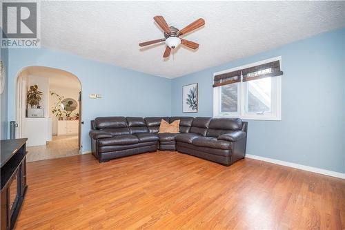 567 Giroux Street, Pembroke, ON - Indoor Photo Showing Living Room