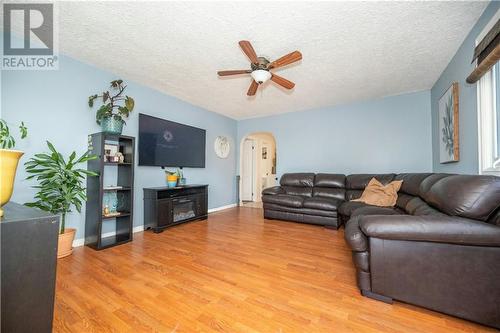 567 Giroux Street, Pembroke, ON - Indoor Photo Showing Living Room