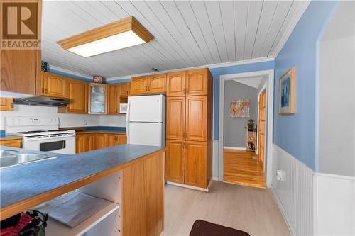 1038 Gull Road, Pembroke, ON - Indoor Photo Showing Kitchen