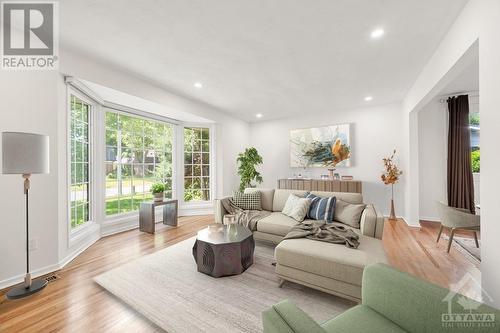 579 Duff Crescent, Ottawa, ON - Indoor Photo Showing Living Room