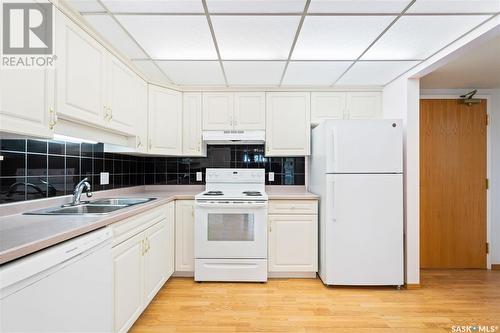 306 301 34Th Street W, Prince Albert, SK - Indoor Photo Showing Kitchen With Double Sink