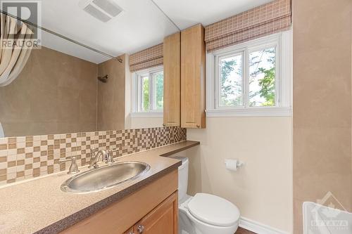 946 Weston Drive, Ottawa, ON - Indoor Photo Showing Bathroom