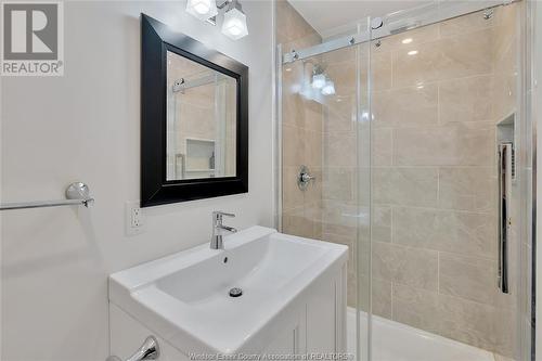 5332 Riverside Drive East, Windsor, ON - Indoor Photo Showing Bathroom