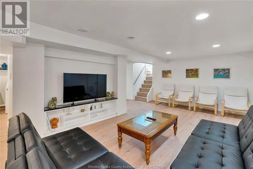 5332 Riverside Drive East, Windsor, ON - Indoor Photo Showing Living Room