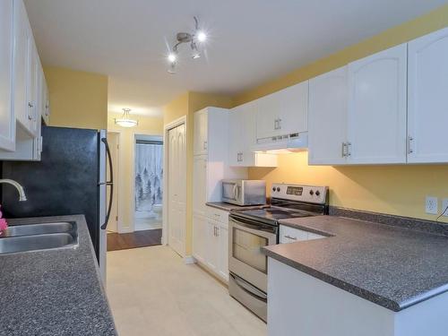 312-3160 Casorso Road, Kelowna, BC - Indoor Photo Showing Kitchen With Double Sink