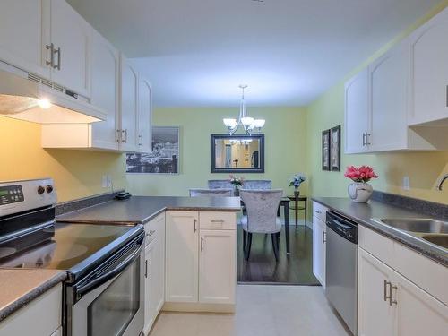 312-3160 Casorso Road, Kelowna, BC - Indoor Photo Showing Kitchen