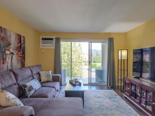 312-3160 Casorso Road, Kelowna, BC - Indoor Photo Showing Living Room