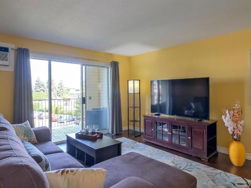 312-3160 Casorso Road, Kelowna, BC - Indoor Photo Showing Living Room