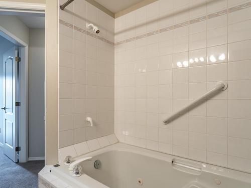 203-980 Dilworth Drive, Kelowna, BC - Indoor Photo Showing Bathroom