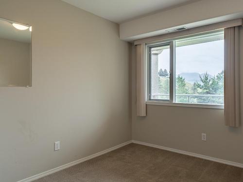 203-980 Dilworth Drive, Kelowna, BC - Indoor Photo Showing Other Room