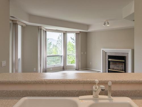 203-980 Dilworth Drive, Kelowna, BC - Indoor Photo Showing Bathroom With Fireplace