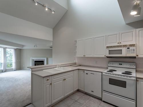 203-980 Dilworth Drive, Kelowna, BC - Indoor Photo Showing Kitchen