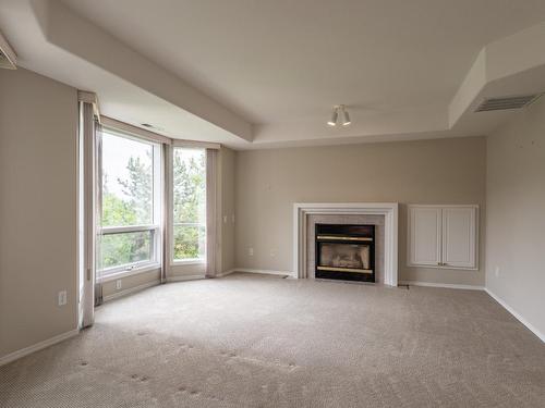 203-980 Dilworth Drive, Kelowna, BC - Indoor Photo Showing Living Room With Fireplace