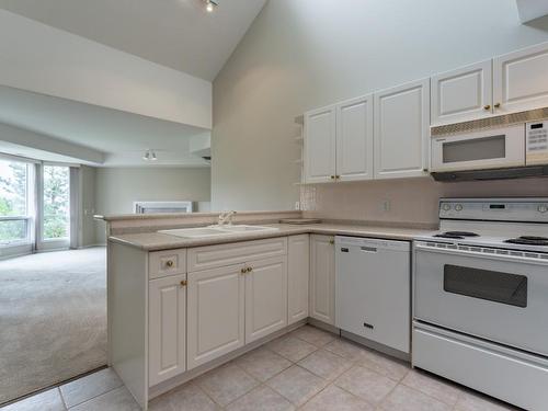 203-980 Dilworth Drive, Kelowna, BC - Indoor Photo Showing Kitchen