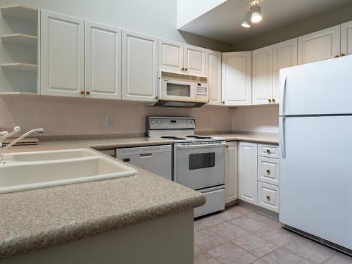 203-980 Dilworth Drive, Kelowna, BC - Indoor Photo Showing Kitchen