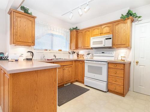 1421 Lombardy Square, Kelowna, BC - Indoor Photo Showing Kitchen With Double Sink