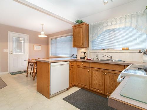 1421 Lombardy Square, Kelowna, BC - Indoor Photo Showing Kitchen With Double Sink