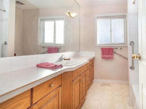 1421 Lombardy Square, Kelowna, BC - Indoor Photo Showing Bathroom