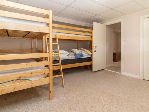 1421 Lombardy Square, Kelowna, BC - Indoor Photo Showing Bedroom