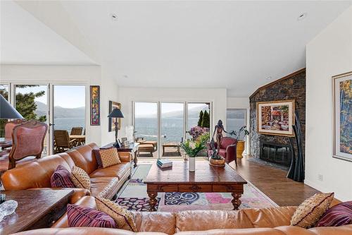 2052 Dewdney Road, Kelowna, BC - Indoor Photo Showing Living Room