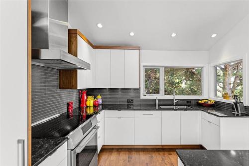 2052 Dewdney Road, Kelowna, BC - Indoor Photo Showing Kitchen With Upgraded Kitchen