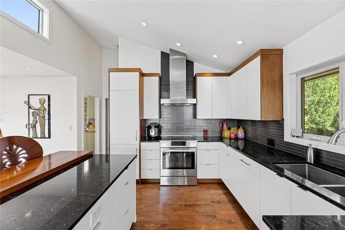 2052 Dewdney Road, Kelowna, BC - Indoor Photo Showing Kitchen With Upgraded Kitchen