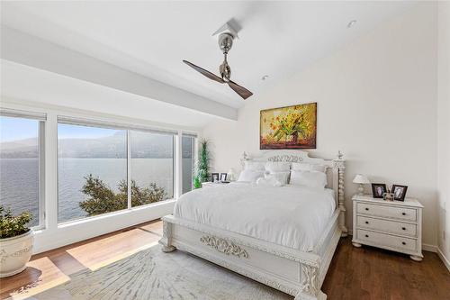 2052 Dewdney Road, Kelowna, BC - Indoor Photo Showing Bedroom