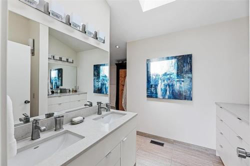 2052 Dewdney Road, Kelowna, BC - Indoor Photo Showing Bathroom