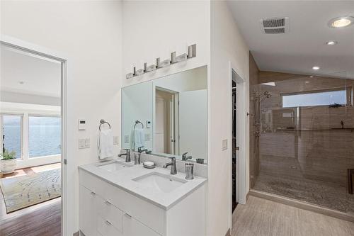 2052 Dewdney Road, Kelowna, BC - Indoor Photo Showing Bathroom