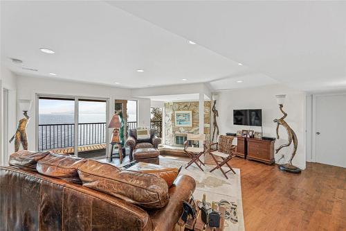 2052 Dewdney Road, Kelowna, BC - Indoor Photo Showing Living Room