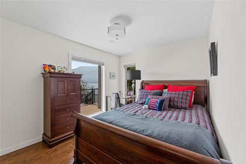 2052 Dewdney Road, Kelowna, BC - Indoor Photo Showing Bedroom