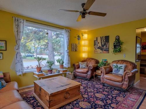 1008 Wilson Avenue, Kelowna, BC - Indoor Photo Showing Living Room